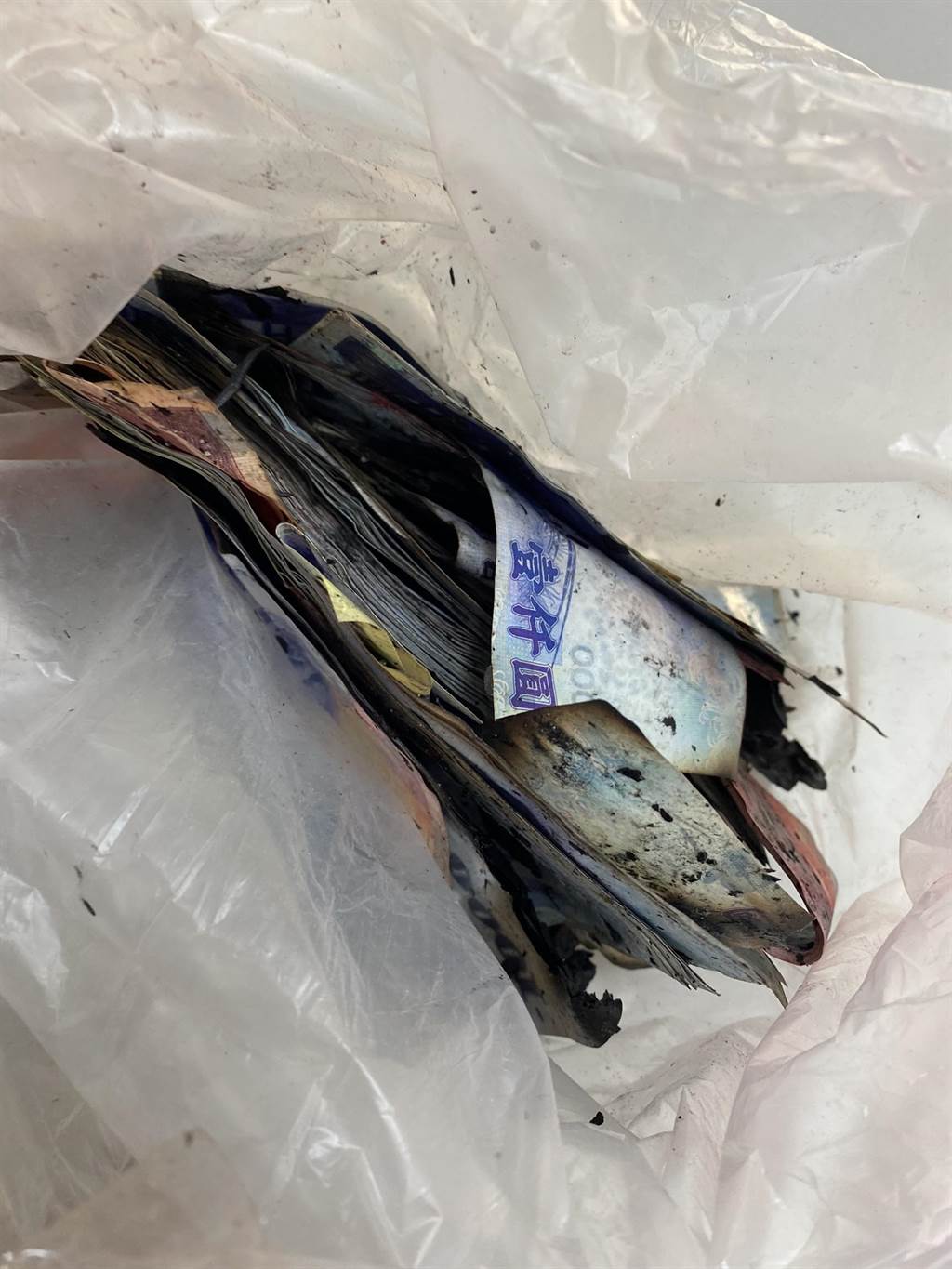 殯儀館燒庫錢！冥紙堆裡「驚見20萬真鈔」趕緊撲滅　搶救成功「紅包上寫幾個大字」專家驚：先報警