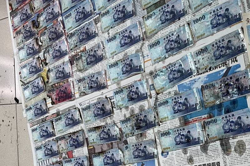 殯儀館燒庫錢！冥紙堆裡「驚見20萬真鈔」趕緊撲滅　搶救成功「紅包上寫幾個大字」專家驚：先報警