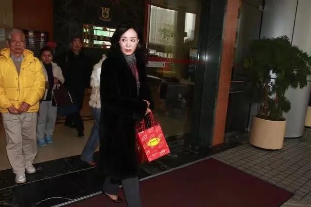 隱忍40餘年不挪窩！熬到老公去世「獨佔百億遺產」　成功將「各路情婦私生子」趕出家門