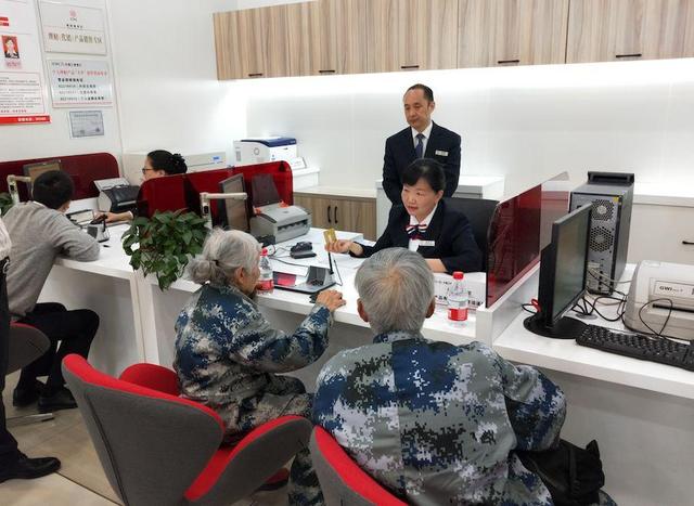 以為是詐騙！八旬老夫妻「開口要拿出4千萬積蓄」銀行嚇得報警　查出驚人身分「一生救過無數人」敬佩萬分