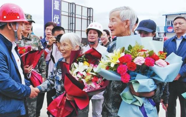 以為是詐騙！八旬老夫妻「開口要拿出4千萬積蓄」銀行嚇得報警　查出驚人身分「一生救過無數人」敬佩萬分