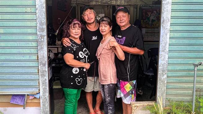 想讓爸媽住舒適！KID打拚20年「買下三層樓電梯透天」奉養父母　還送新車給爸爸「背後藏滿滿孝心」