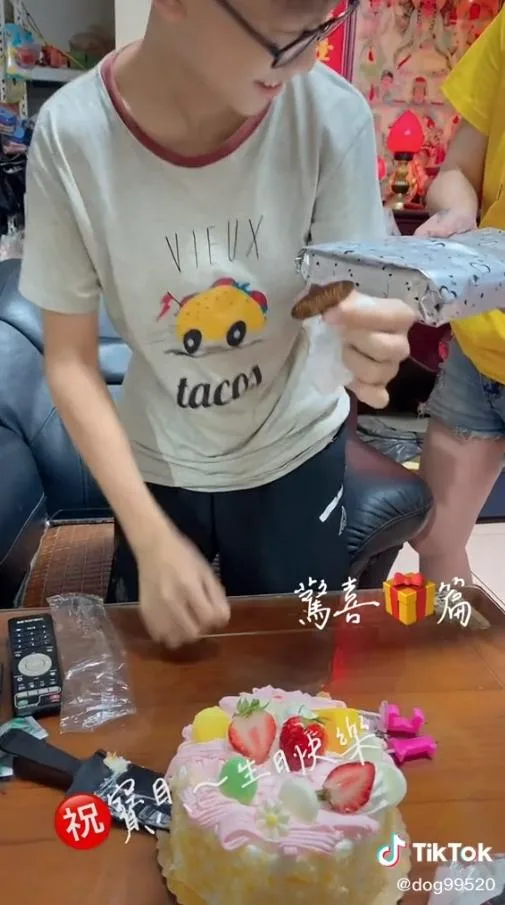 不捨爸媽做工地辛苦！13歲弟弟「想學畫夢想憋心裡」見生日禮物秒爆哭　「懂事心聲感動全網」：看到哽咽