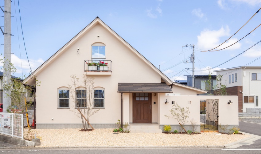 山形屋頂不只好看而已!超夢幻「鄉村風別墅」慵懶又療癒 走進屋內「巧妙天井設計」美得置身如畫