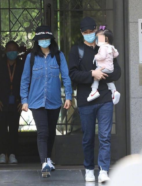 分隔2地也不怕！高圓圓訂下「2小時約定」保鮮感情　被偶遇「趙又廷背後4字」顯家庭地位