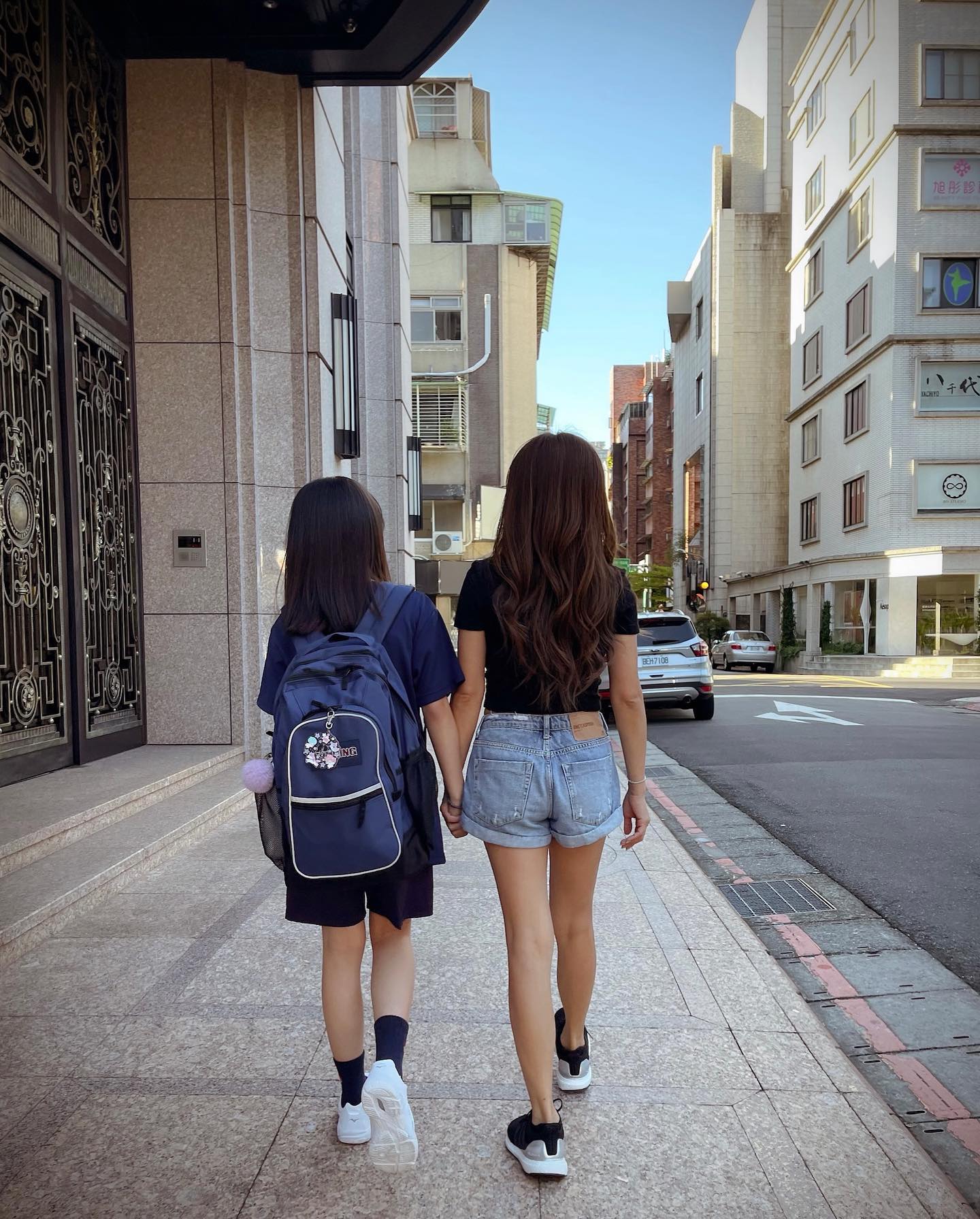 體脂僅11％！45歲佩甄曬「送女兒開學6年前vs後」　超狂對比「一轉正面腹肌太辣」被讚逆生長：媽媽變姊姊❤