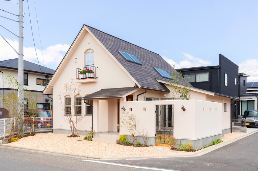 山形屋頂不只好看而已!超夢幻「鄉村風別墅」慵懶又療癒 走進屋內「巧妙天井設計」美得置身如畫