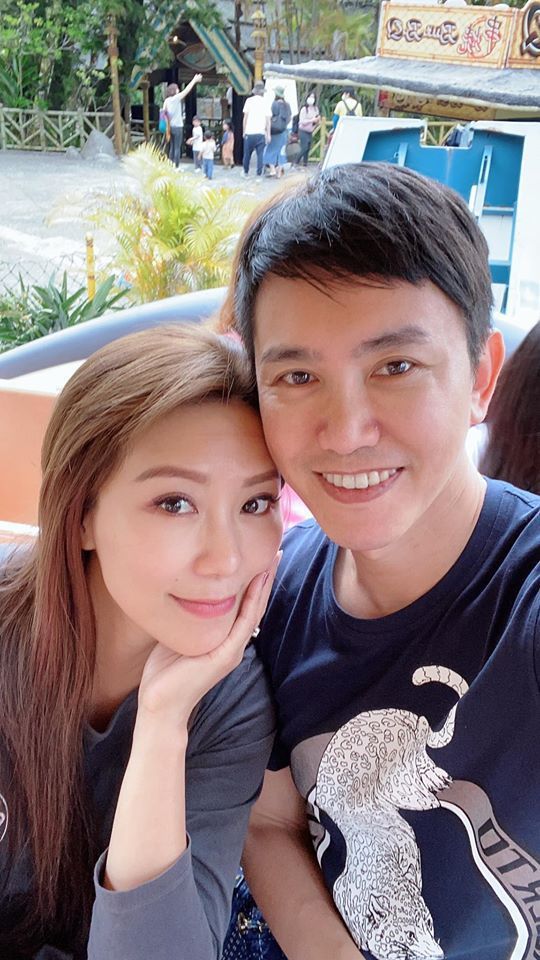 體脂僅11％！45歲佩甄曬「送女兒開學6年前vs後」　超狂對比「一轉正面腹肌太辣」被讚逆生長：媽媽變姊姊❤