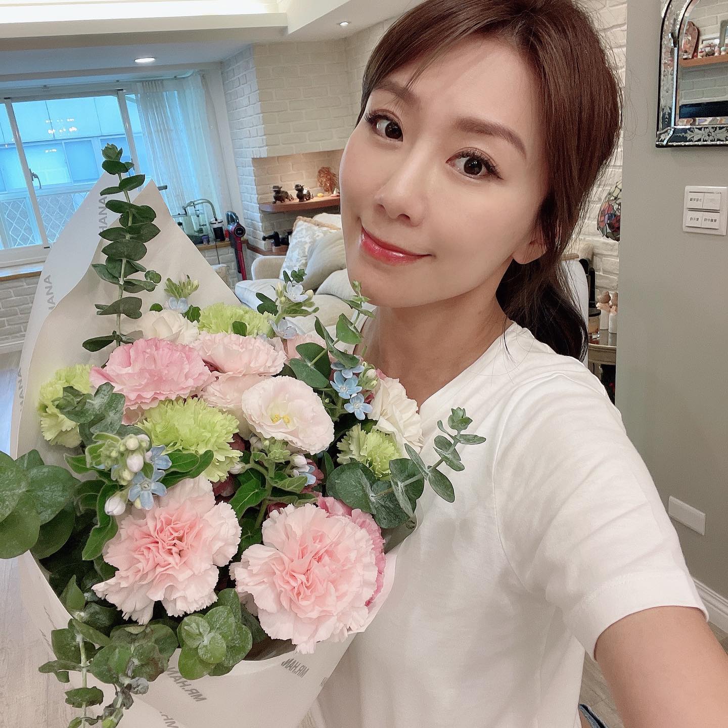 體脂僅11％！45歲佩甄曬「送女兒開學6年前vs後」　超狂對比「一轉正面腹肌太辣」被讚逆生長：媽媽變姊姊❤