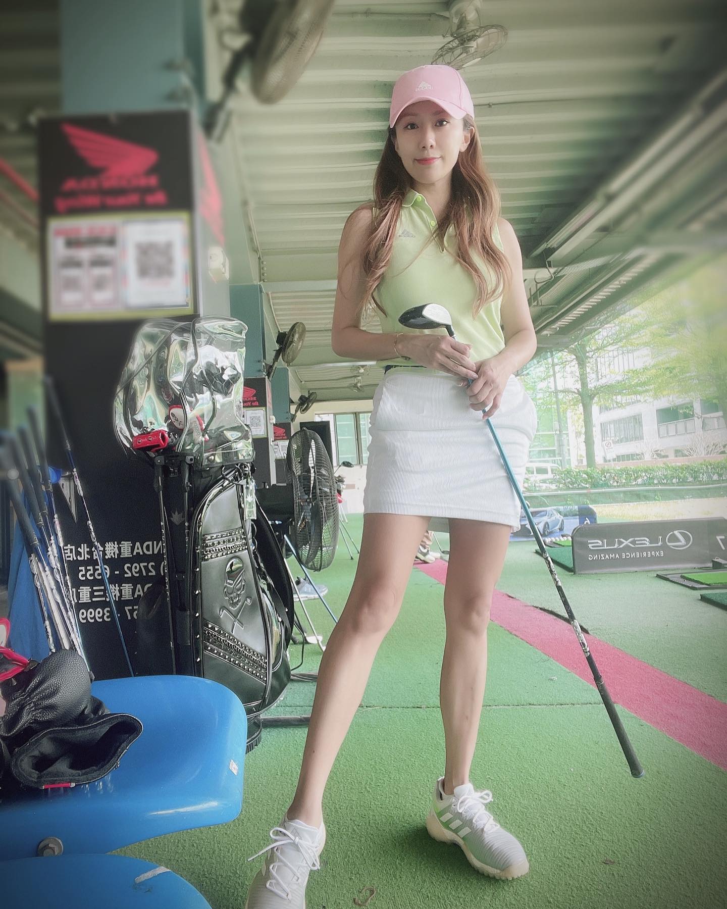 體脂僅11％！45歲佩甄曬「送女兒開學6年前vs後」　超狂對比「一轉正面腹肌太辣」被讚逆生長：媽媽變姊姊❤