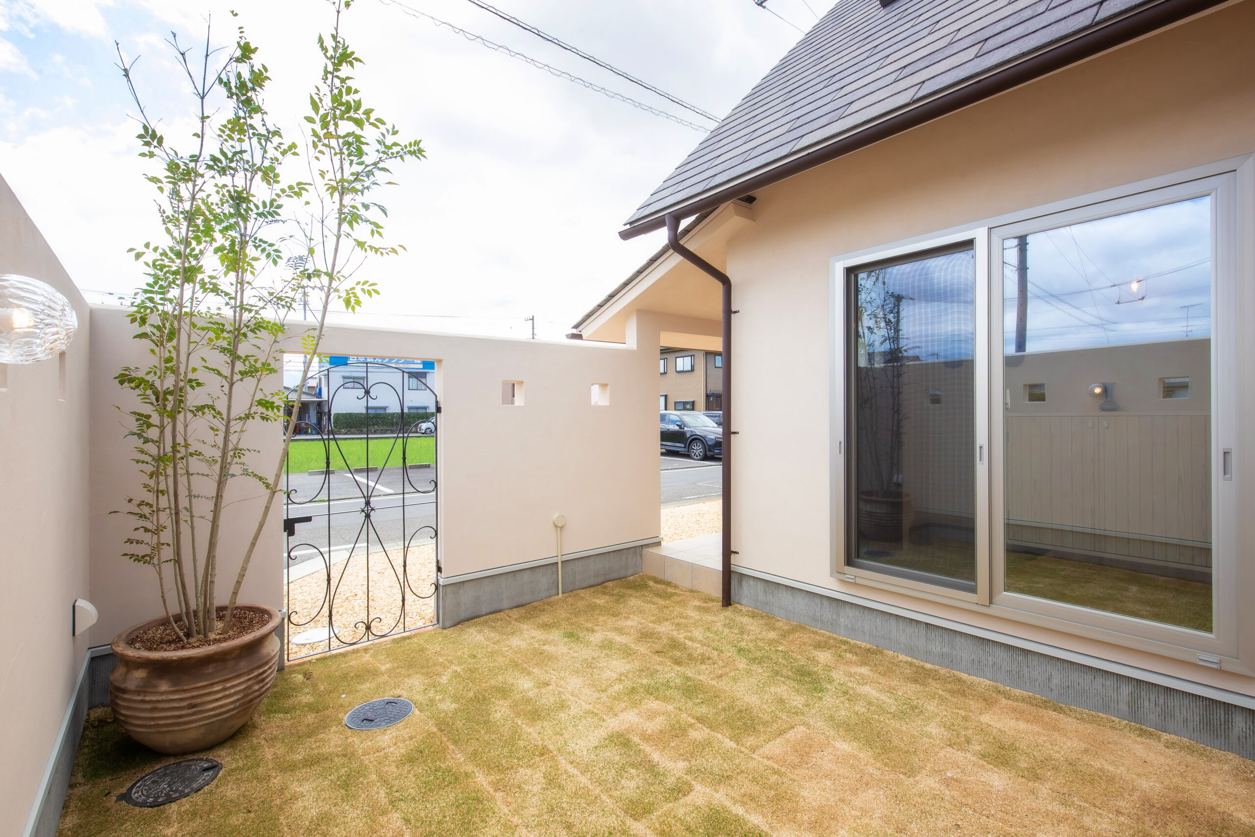 山形屋頂不只好看而已!超夢幻「鄉村風別墅」慵懶又療癒 走進屋內「巧妙天井設計」美得置身如畫