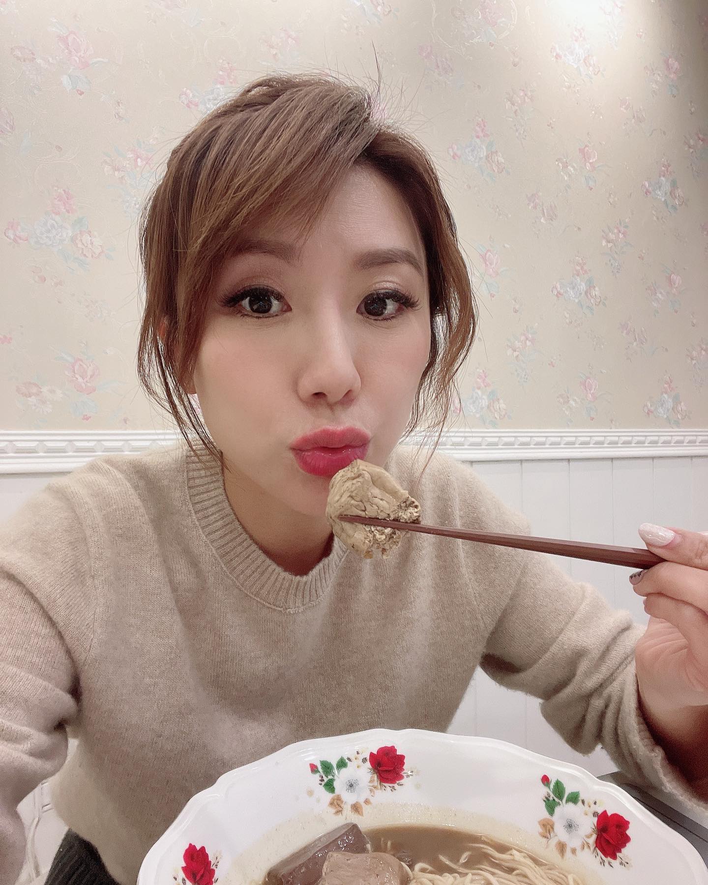 體脂僅11％！45歲佩甄曬「送女兒開學6年前vs後」　超狂對比「一轉正面腹肌太辣」被讚逆生長：媽媽變姊姊❤