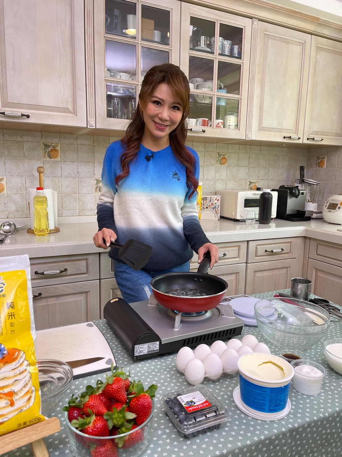 體脂僅11％！45歲佩甄曬「送女兒開學6年前vs後」　超狂對比「一轉正面腹肌太辣」被讚逆生長：媽媽變姊姊❤