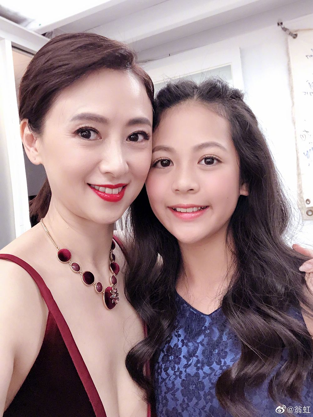 比媽媽更美！半百凍齡女神「合體14歲愛女」破身世傳聞　「超仙美貌曝光」大勝她風韻猶存