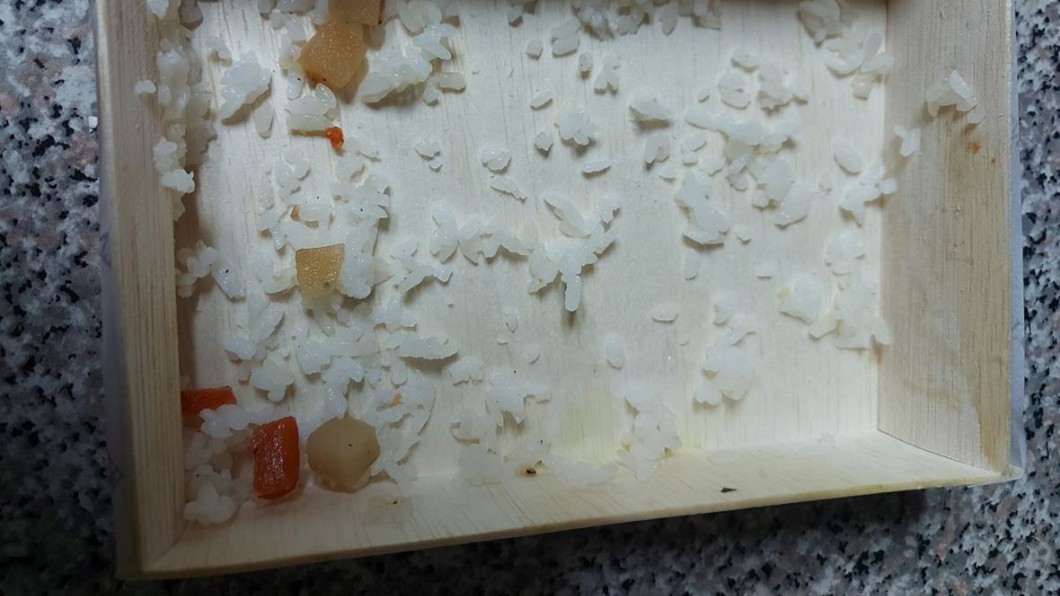 長知識了！木盒便當「黏一堆飯粒」用筷子挖到崩潰　內行曝「盒子上面有機關」：一秒立刻吃乾淨