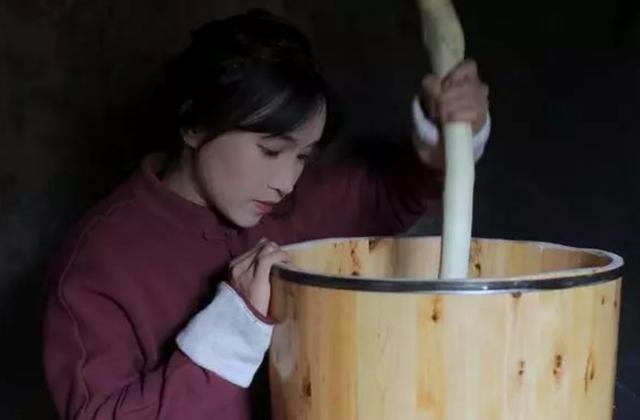 自小痛失雙親！「14歲輟學養家」19歲酒吧當DJ　31歲靠「美食逆襲」身價過億