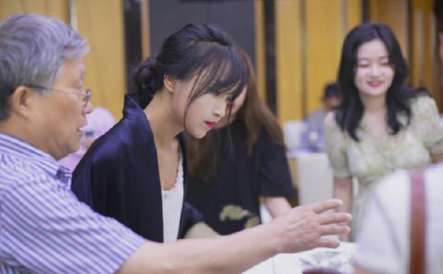 自小痛失雙親！「14歲輟學養家」19歲酒吧當DJ　31歲靠「美食逆襲」身價過億