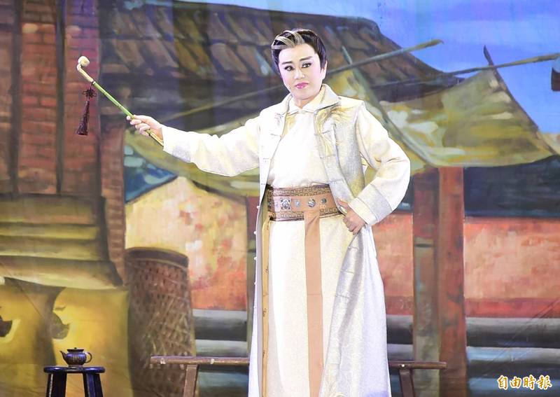 不唱歌仔戲了！明華園第四代「零收入離島擺攤」近況曝光　自豪喊「全琉球第一家」還原媽媽味