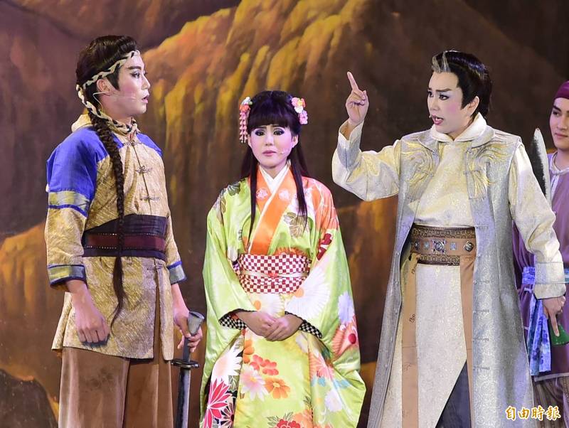 不唱歌仔戲了！明華園第四代「零收入離島擺攤」近況曝光　自豪喊「全琉球第一家」還原媽媽味