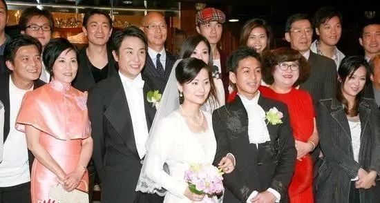 身價50億駙馬爺！男星「甘當27年綠葉」最謝豪門妻不離棄　婚後低調「夫妻專買打折商品」五口平淡生活