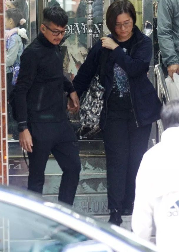 身價50億駙馬爺！男星「甘當27年綠葉」最謝豪門妻不離棄　婚後低調「夫妻專買打折商品」五口平淡生活