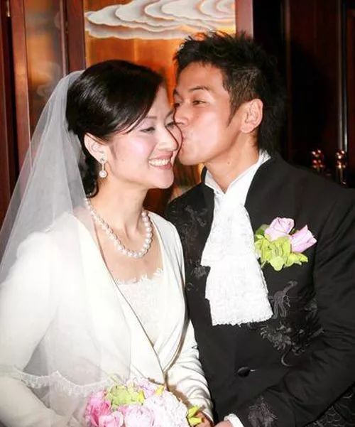 身價50億駙馬爺！男星「甘當27年綠葉」最謝豪門妻不離棄　婚後低調「夫妻專買打折商品」五口平淡生活