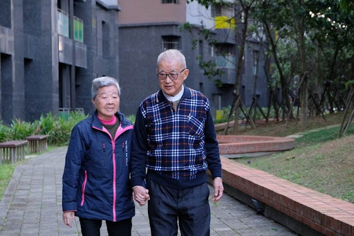 感恩孝順不用外包！聖人院長淚謝「弟弟長照老母30年」送媽媽百歲圓滿　「3兄妹分工尊親」：是恩人也是孝子