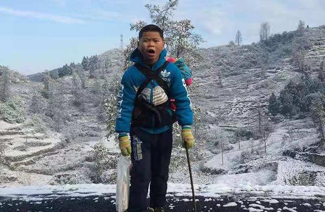 當姐姐雙腳！父早逝「10歲弟天天揹姐上課」　風雨無阻「翻山越嶺幾公里不喊苦」近況感動全網