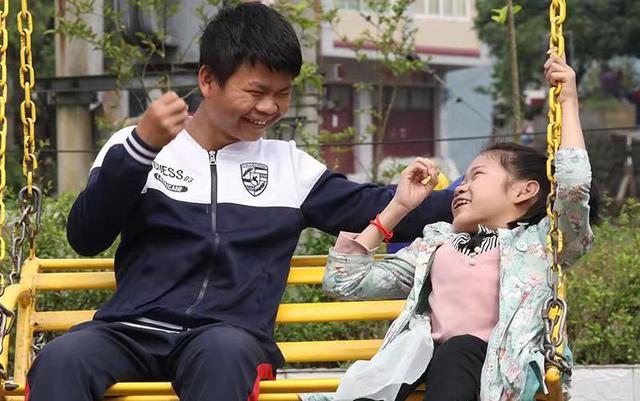 當姐姐雙腳！父早逝「10歲弟天天揹姐上課」　風雨無阻「翻山越嶺幾公里不喊苦」近況感動全網