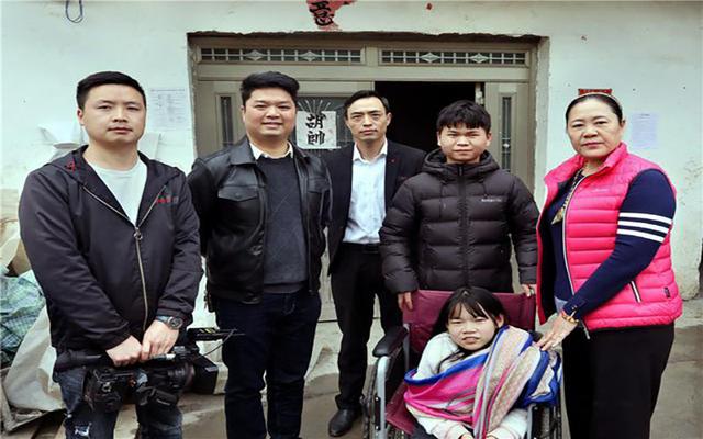 當姐姐雙腳！父早逝「10歲弟天天揹姐上課」　風雨無阻「翻山越嶺幾公里不喊苦」近況感動全網