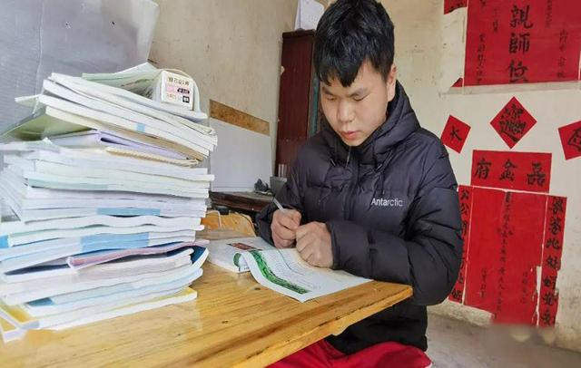 當姐姐雙腳！父早逝「10歲弟天天揹姐上課」　風雨無阻「翻山越嶺幾公里不喊苦」近況感動全網