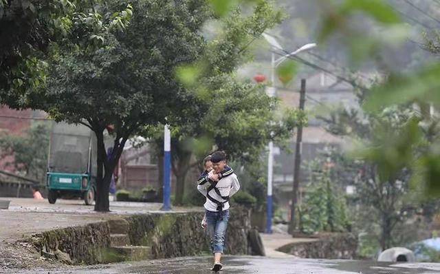 當姐姐雙腳！父早逝「10歲弟天天揹姐上課」　風雨無阻「翻山越嶺幾公里不喊苦」近況感動全網