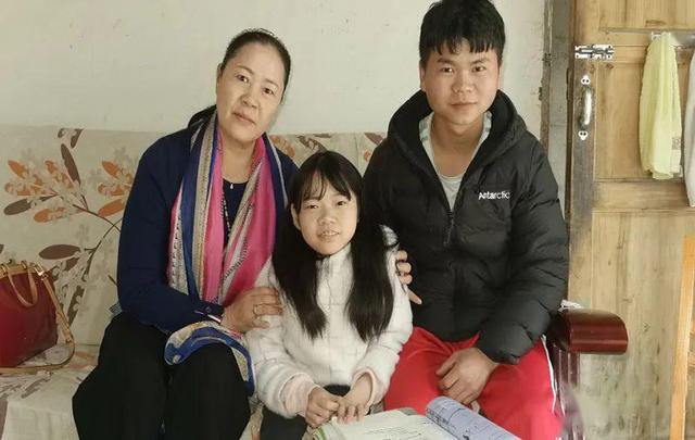 當姐姐雙腳！父早逝「10歲弟天天揹姐上課」　風雨無阻「翻山越嶺幾公里不喊苦」近況感動全網