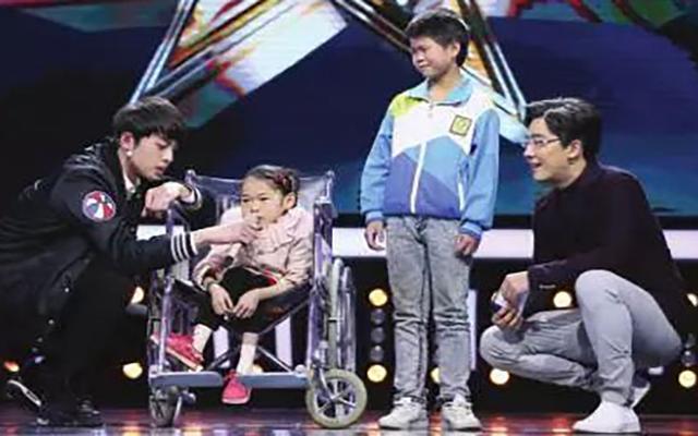 當姐姐雙腳！父早逝「10歲弟天天揹姐上課」　風雨無阻「翻山越嶺幾公里不喊苦」近況感動全網