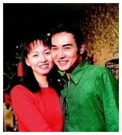 被逼和52歲富婆拍吻戲！妻子泳池出軌偷情被抓　 二婚「6年無性無愛」：別心疼他