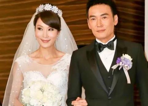 被逼和52歲富婆拍吻戲！妻子泳池出軌偷情被抓　 二婚「6年無性無愛」：別心疼他