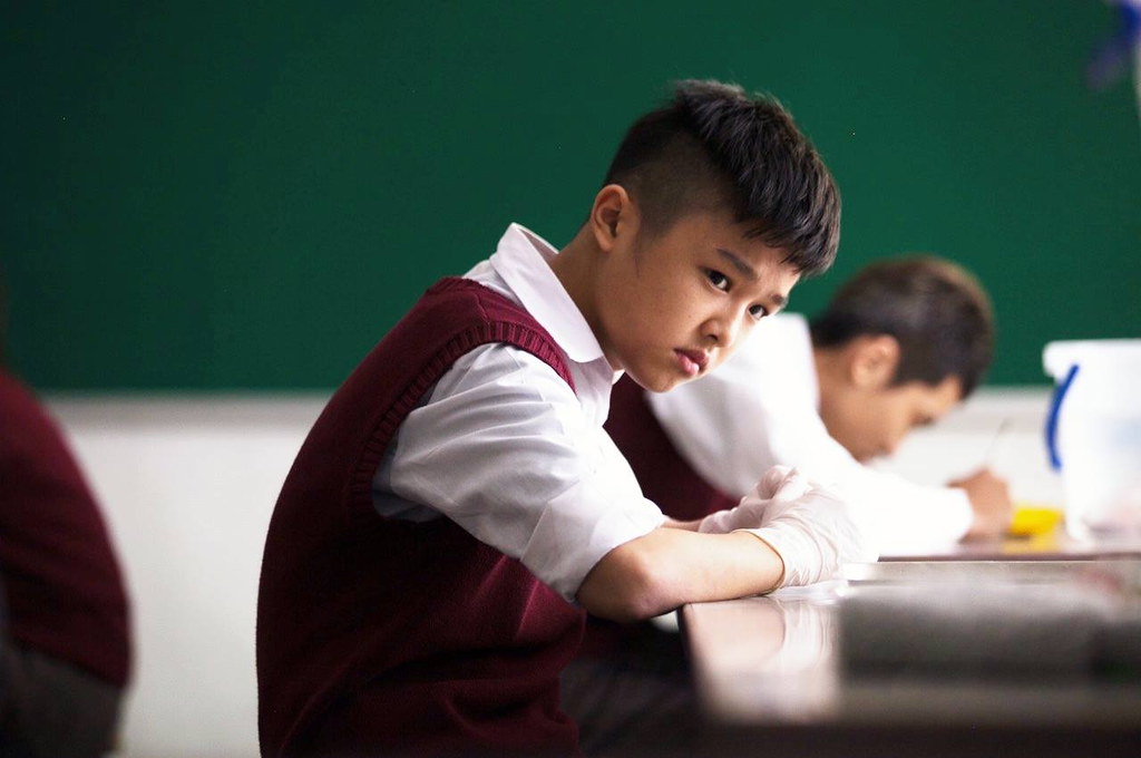 御用童星長大了！14歲奪金鐘新人獎「今嬰兒肥全消失」帥樣曝光　大學免考試「直接榜首錄取」課業、事業兩手抓