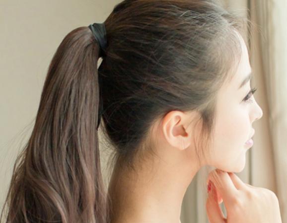 用髮圈綁髮！媽媽一看「突暴怒扯掉」氣喊：不吉利　女兒「一頭霧水求解」：哪裡做錯了