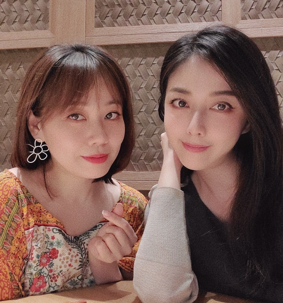 韓瑜「罕曬親妹妹」自豪：我妹越來越正！　一家人「基因好好」網友驚呼：和姊姊超像