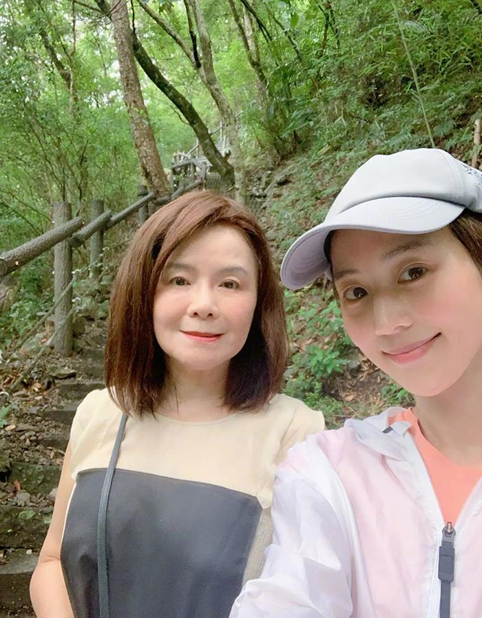 風波後現身顯憔悴！張鈞甯「說台灣是國家」被中國算賬　媽媽硬氣發文：「不要勉強，不適應就回來」