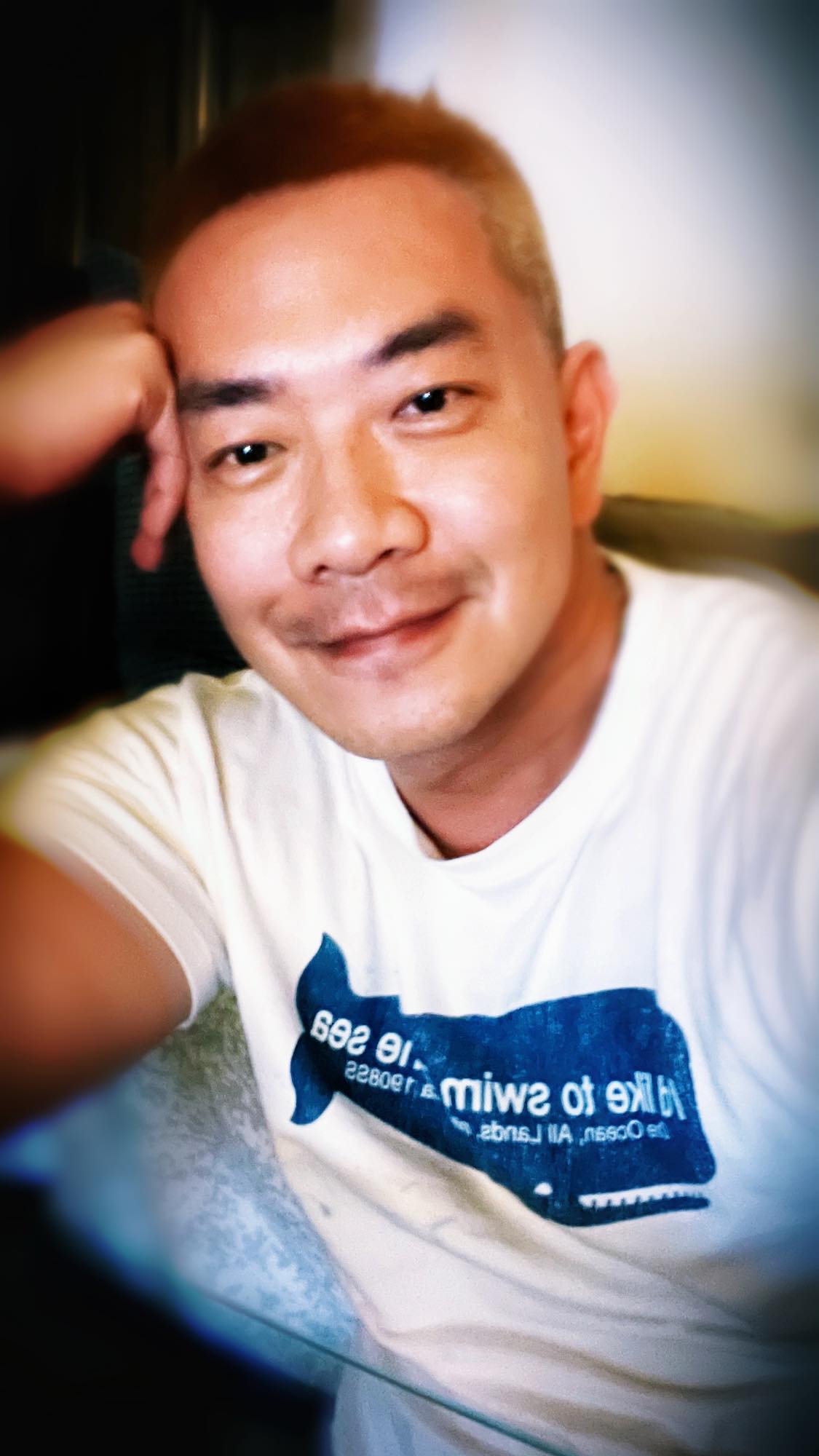 憂鬱住院首露面！江俊翰被好友圍繞「久違露微笑」粉絲哭了　曾坦言「陷嚴重焦慮」：還是撐不住了