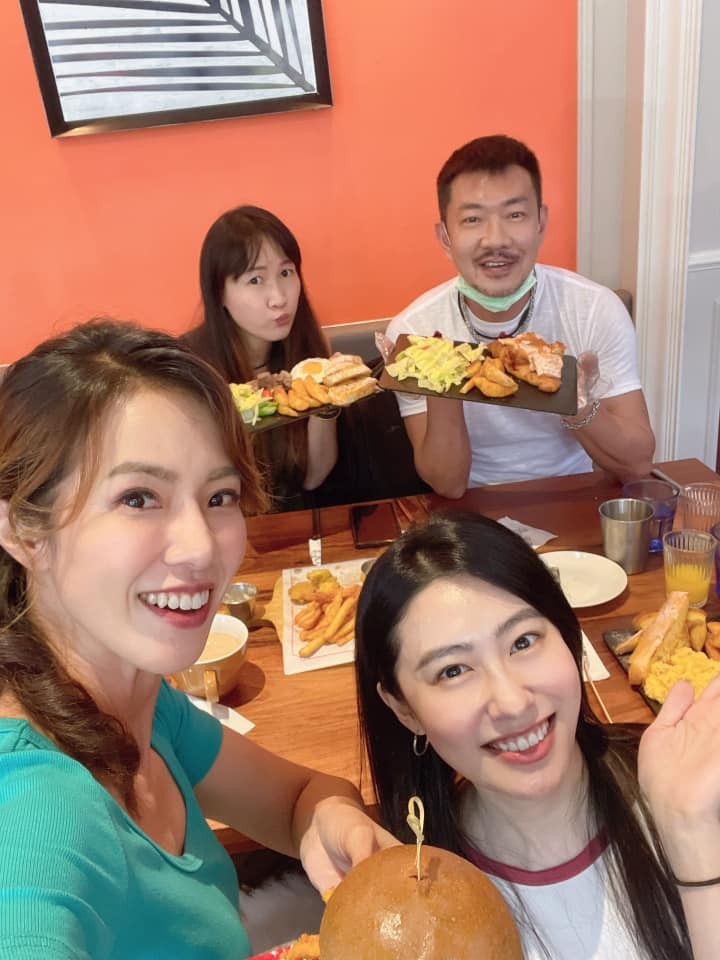 憂鬱住院首露面！江俊翰被好友圍繞「久違露微笑」粉絲哭了　曾坦言「陷嚴重焦慮」：還是撐不住了