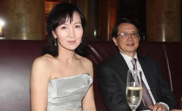 小11歲弟弟近照超帥！幼時玩火險喪命「被關之琳救出」　姐姐59歲仍單身「有望得20億財產」