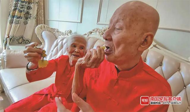 從年輕愛到老！9旬夫妻「家族成員破百人」過年團圓大仗陣　相守90年「約定下次共慶百歲」網羨慕：最美愛情