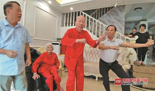 從年輕愛到老！9旬夫妻「家族成員破百人」過年團圓大仗陣　相守90年「約定下次共慶百歲」網羨慕：最美愛情