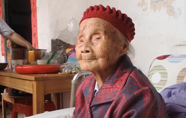 家有一老如有一寶！長壽嬤「喜迎121歲生日」小動作好可愛　場面超溫馨「6代同堂齊祝壽」網讚：太有福氣