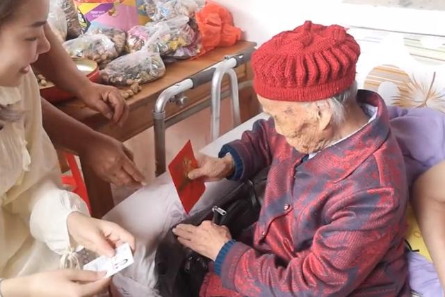 家有一老如有一寶！長壽嬤「喜迎121歲生日」小動作好可愛　場面超溫馨「6代同堂齊祝壽」網讚：太有福氣