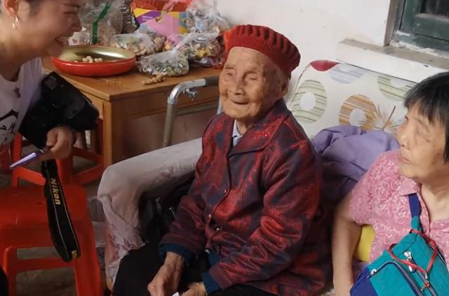 家有一老如有一寶！長壽嬤「喜迎121歲生日」小動作好可愛　場面超溫馨「6代同堂齊祝壽」網讚：太有福氣