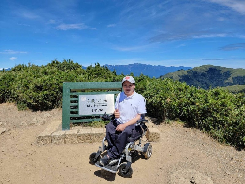 關關難過關關過！蔡義德「圓了55年夢想」坐輪椅攻頂合歡山　看到登頂美景「他感動到哭」：每一步都驚險萬分