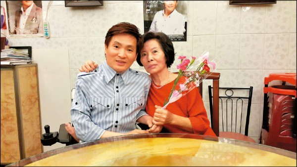 關關難過關關過！蔡義德「圓了55年夢想」坐輪椅攻頂合歡山　看到登頂美景「他感動到哭」：每一步都驚險萬分